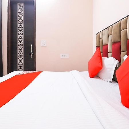 Oyo 77819 Shahdara Inn Нью-Дели Экстерьер фото